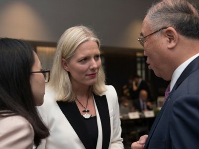 La ministre canadienne de l'Environnement Catherine McKenna (c) s'entretient avec le représentant de la Chine pour le Changement climatique, Xie Zhenhua (d), le 16 septembre 2017 à Montréal - Alice CHICHE [AFP]