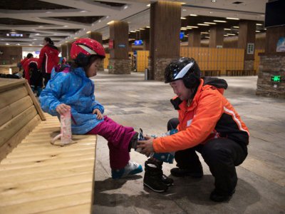 La Chine compte désormais 6 millions de skieurs et les autorités veulent encourager 300 millions de personnes à pratiquer les sports d'hiver d'ici le rendez-vous olympique de 2022. Dans le parc de ski en salle à Harbin, le 22 août 2017 - Nicolas ASFOURI [AFP]
