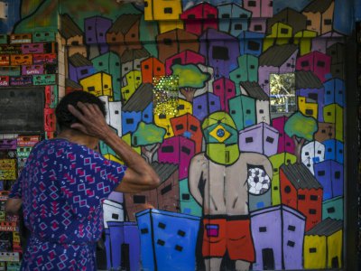 Une femme attend le funiculaire à la favela Santa Marta de Rio, le 12 septembre 2017 - Apu Gomes [AFP]