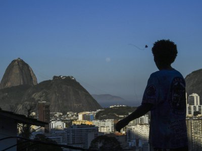 Un garçon joue à Santa Marta, une favela de Rio, le 12 septembre 2017 - Apu Gomes [AFP]