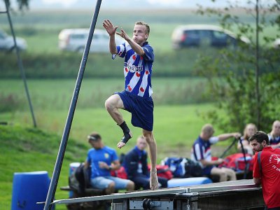Un athlète participe à une compétition de "Fierljeppen" à It Heidenskip, dans la province néerlandaise de la Frise, le 16 août 2017 - JOHN THYS [AFP/Archives]