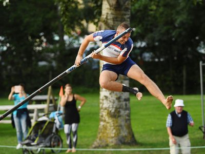 Un athlète participe à une compétition de "Fierljeppen" à It Heidenskip, dans la province néerlandaise de la Frise, le 16 août 2017 - JOHN THYS [AFP]