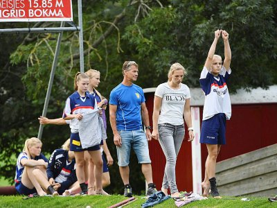 Des athlètes participent à une compétition de "Fierljeppen" à It Heidenskip, dans la province néerlandaise de la Frise, le 16 août 2017 - JOHN THYS [AFP]