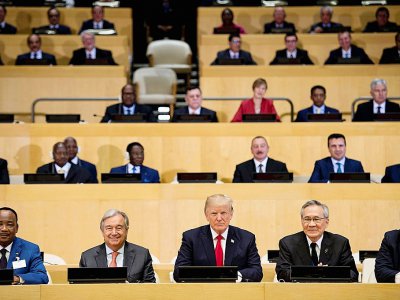 Le secrétaire général des Nations Unies Antonio Guterres, le président américain Donald Trump et les autres participants attendent la déclaration visant à réformer l'ONU, le 18 septembre 2017 à New York. - Brendan Smialowski [AFP]