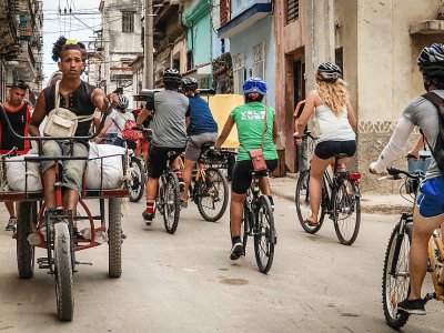 Des promenades guidées à vélo sont proposées aux touristes visitant Cuba. - Adalberto ROQUE [AFP]