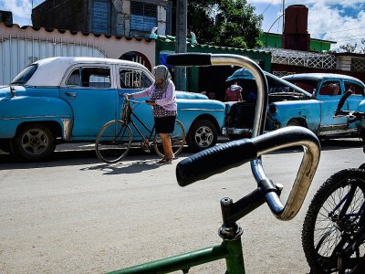 Dans les ruelles de Cardenas, cité ouvrière cubaine dépourvue de relief, les deux roues sont légion: quelques VTT, une poignée de vélos de promenade modernes, mais surtout une multitude de cadres décatis et rouillés. - Adalberto ROQUE [AFP]