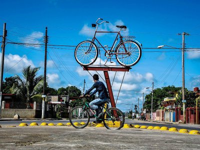 A l'entrée de Cardenas, une ville de 120.000 habitants qui borde la côte nord à environ 150 km de La Havane, une imposante bicyclette en fer forgé accueille le visiteur. - Adalberto ROQUE [AFP]