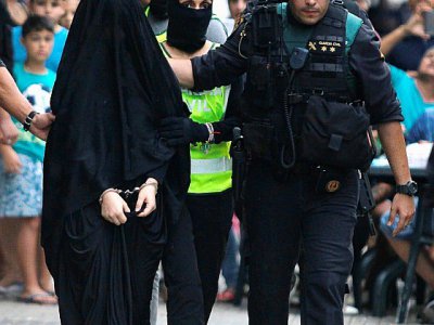 La police espagnole arrête une Marocaine de 18 ans soupçonnée de recuter des femmes sur internet pour le Groupe Etat islamique, à Gandia le 5 septembre 2015 - JOSE JORDAN [AFP/Archives]