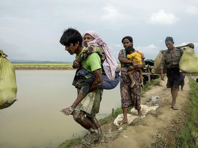 Des Rohingyas à la frontière entre le Bangladesh et la Birmanie le 4 septembre 2017 - K.M. ASAD [AFP/Archives]