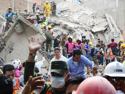 Des équipes de secours recherchent des personnes dans les décombres d'un immeuble qui s'est effondré après un séisme, le 19 septembre 2017 à Mexico - RONALDO SCHEMIDT [AFP]