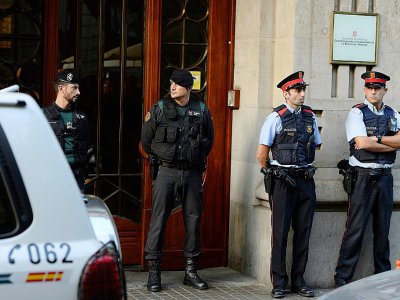 La garde civile espagnole devant le bâtiment des affaires économiques du gouvernement catalan, le 20 septembre 2017 lors de perquisitions à Barcelone - Josep LAGO [AFP]
