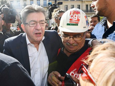 Le leader de La France Insoumise Jean-Luc Melenchon (G) parle avec un syndicaliste de la CGT lors d'une manifestation à Marseille, le  12 septembre 2017 - Anne-Christine POUJOULAT [AFP]