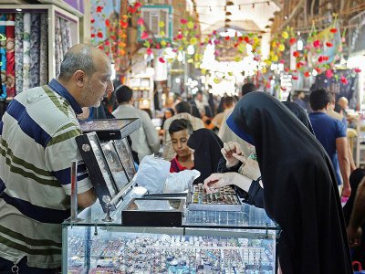 Des femmes essaient des bagues sur le stand d'un bijoutier au marché de la ville sainte de Najaf, le 13 septembre 2017 - Haidar HAMDANI [AFP]
