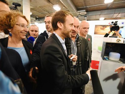 Le ministre de l'Économie, Emmanuel Macron (D) et Murielle Pénicaud (G) au salon de l'électronique, à Las Vegas, le 7 janvier 2016 - Robyn Beck [AFP/Archives]