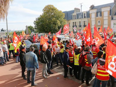 2500 manifestants selon les syndicats, 1200 selon la police à Cherbourg. - Célia Caradec