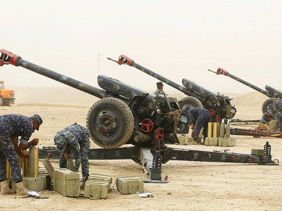 Des soldats des forces irakiennes installent des lance-missiles près de la localité de Sharqat, le 20 septembre 2017 lors de l'offensive contre les derniers bastions de l'EI - AHMAD AL-RUBAYE [AFP]