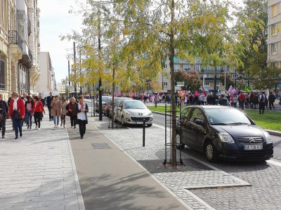 A midi, le contraste entre les sorties de bureaux pour la pause déjeuner et la manifestation, boulevard de Strasbourg, au Havre. - Gilles Anthoine