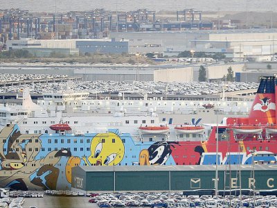 Le gouvernement espagnol a décidé d'envoyer d'importants renforts de police en Catalogne, qui seront logés sur trois navires de croisières, dont celui-ci mouillant dans le port de Barcelone, le 21 septembre 2017 - Josep LAGO [AFP]
