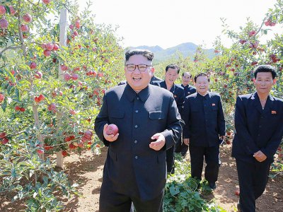 Photo non datée fournie le 21 septembre 2017 par l'agence nord-coréenne KCNA du leader nord-coréen Kim Jong-Un visitant un verger à Kwail-üp, dans la province de Hwanghae - STR [KCNA VIS KNS/AFP]