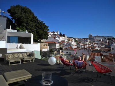 Une terrasse panoramique sur la toit de Memmo Alfama hôtel à Lisbonne, le 2 août 2017 - PATRICIA DE MELO MOREIRA [AFP]