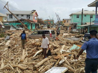 Une rue de Roseau, capitale de la Dominique, le 21 septembre 2017 après le passage de l'ouragan Maria - STR [AFP]