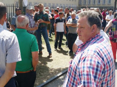 Manifestation en soutien aux six agricoles devant la Cour d'appel de Caen (Calvados), lundi 26 juin 2017. - Maxence Gorréguès