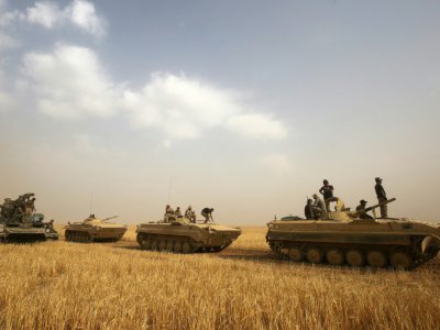 Les forces armées irakiennes avancent vers la localité d'Al-Chargat, le 21 septembre 2017, lors de l'offensive contre les fiefs de l'EI - AHMAD AL-RUBAYE [AFP]