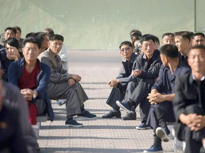 Des spectateurs rassemblés pour regarder une déclaration télévisée du dirigeant nord-coréen Kim Jong-Un près de la gare centrale de Pyongyang, le 22 septembre 2017. - Ed JONES [AFP]