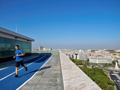 Jogging sur le toit de l'hôtel Ritz à Lisbonne, le 22 août 2017 - PATRICIA DE MELO MOREIRA [AFP]