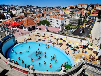 La piscine Torel sur une toit à Lisbonne, le 3 août 2017 - PATRICIA DE MELO MOREIRA [AFP]