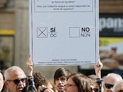 Un manifestant partisan du référendum sur l'indépendance catalane brandit un bulletin de vote géant à Barcelone le 16 septembre 2017 - Josep LAGO [AFP/Archives]