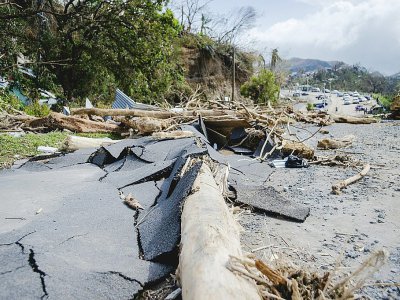 Des routes encombrées d'amas de fils électriques, de tôles et de bois, le 22 septembre à Roseau, capitale de la Dominique - Douglas CURRAN [AFP]