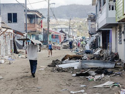Une rue de Roseau couverte de débris, quatre jours après le passage du cyclone Maria, le 22 septembre 2017 à la Dominique - Lionel CHAMOISEAU [AFP]