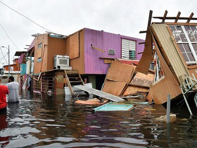 Maisons détruites et rue inondée à Juana Matos, sur l'île de  Porto Rico, le 21 septembre 2017 après le passage de l'ouragan Maria - HECTOR RETAMAL [AFP]