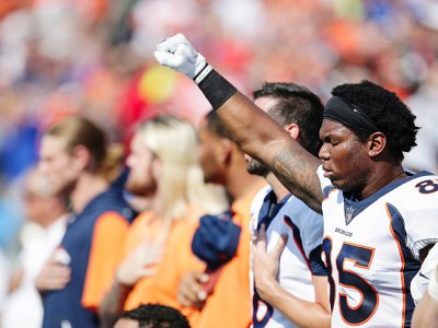 Le geste de protestation de Virgil Green, N.85 des Denver Broncos, avant le match de NFL sur la pelouse des Buffalo Bills, le 24 septembre 2017 à Orchard Park - Brett Carlsen [Getty/AFP]