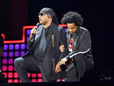 A genoux : Stevie Wonder et son fils Kwame Morris, le 23 septembre 2017 lors d'un concert du Global Citizen Festival, au Central Park de New York - ANGELA WEISS [AFP]