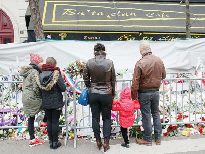 Des bouquets et messages déposés devant le Bataclan à Paris le 13 décembre 2015 en hommage aux victimes des attentats jihadistes du 13 novembre - MATTHIEU ALEXANDRE [AFP/Archives]
