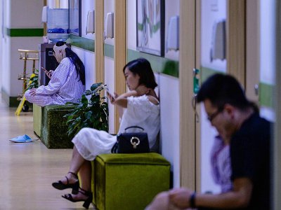 Le secteur de la chirurgie esthétique connaît un boom en Chine, alimenté par la hausse des revenus, l'occidentalisation de la société et la volonté d'augmenter ses chances de décrocher un emploi - CHANDAN KHANNA [AFP]