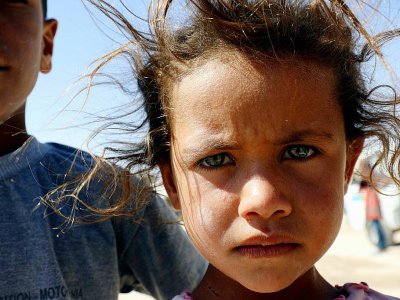Une fillette qui avait fui Raqa au camp de déplacés à Ain Issa, en Syrie, le 24 septembre 2017 - DELIL SOULEIMAN [AFP]