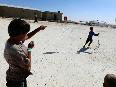 Des enfants qui avaient fui Raqa jouent dans le camp de déplacés à Ain Issa, en Syrie, le 24 septembre 2017 - DELIL SOULEIMAN [AFP]