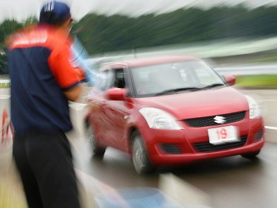 Pratique du freinage d'urgence lors d'un stage de conduite pour seniors organisé par la Japan Automobile Federation (JAF), à Kanuma le 23 juillet 2017 - Kazuhiro NOGI [AFP]