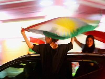 Des kurdes syriens agitent le drapeau kurde à Qamishli (nord-est) après le vote pour le référendum d'indépendance, le 25 septembre 2017 - DELIL SOULEIMAN [AFP]