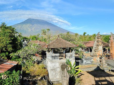 Vue depuis un temple hindou sur le mont Agung qui menace d'entrer en éruption à Bali le 26 septembre 2017 - SONNY TUMBELAKA [AFP]