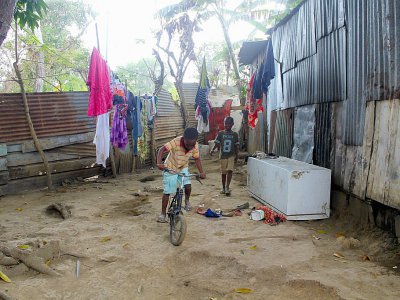 Des enfants jouent à La Vigie, en Petite -Terre, un bidonville de Mayotte, le 22 septembre 2017 - Ornella LAMBERTI [AFP]