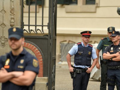 Police et guardia civil à Barcelone le 25 septembre 2017 - LLUIS GENE [AFP]