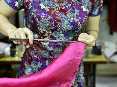 Fabrication d'un qipao, robe traditionnelle chinoise à Taipei, le 30 août 2017 - SAM YEH [AFP]
