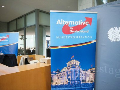 Une affiche avec le logo du parti nationaliste allemand AfD au Bundestag, le 26 septembre 2017 - STEFFI LOOS [AFP]