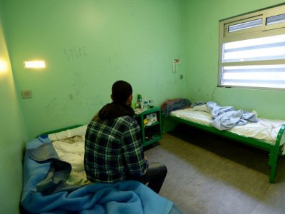 Un immigré en situation irrégulière dans une chambre du centre de rétention administrative de Marseille, le 31 janvier 2014 - ANNE-CHRISTINE POUJOULAT [AFP/Archives]