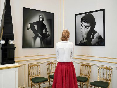 Des portraits d'Yves Saint Laurent sont exposés dans le musée consacré à son oeuvre à Paris, le 25 septembre 2017 - STEPHANE DE SAKUTIN [AFP]