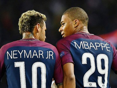 Complices: Neymar et Mbappé, le 27 septembre 2017 lors de la victoire parisienne à domicile devant le Bayern - FRANCK FIFE [AFP]